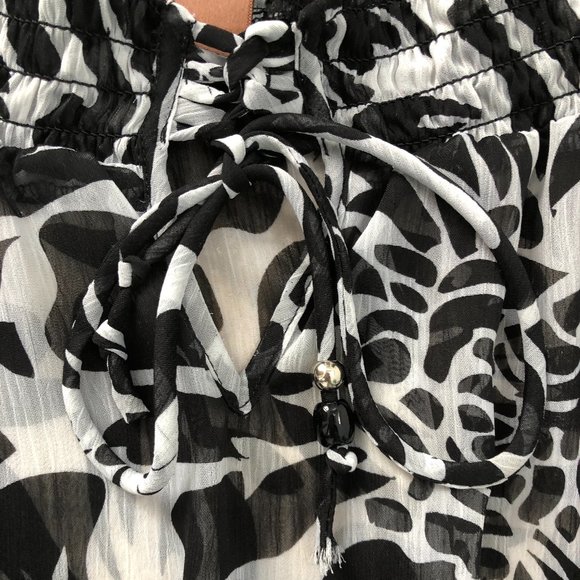 Off the Shoulder Black and White Women's Blouse Priced Too Low For A Discount - Picture 6 of 9